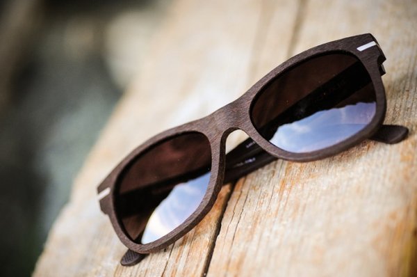 Pourquoi c'est fashion de porter des boucles d'oreille en or originale avec des lunettes en bois ?